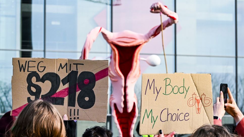 Anlässlich der Sachverständigenanhörung vom Rechtsausschuss demonstrieren Bündnisse mit einem überdimensionalen Uterus für sexuelle Selbstbestimmung und für die Legalisierung von Schwangerschaftsabbrüchen, Berlin 10.02.2025; © picture alliance/dpa/Jens Kalaene