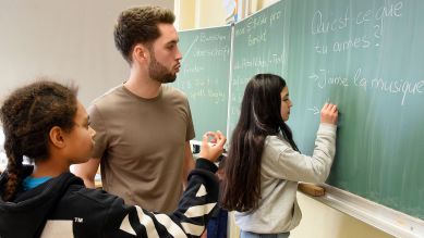 Lehramtsstudent mit Schülerinnen an einer Schule © Waltraud Grubitzsch/picture alliance/dpa