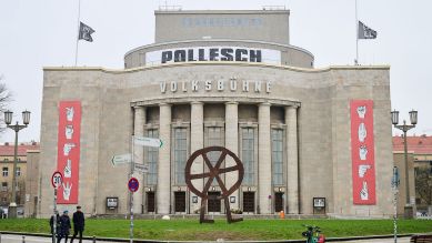 Volksbühne mit "Pollesch"-Banner © Annette Riedl/picture alliance/dpa