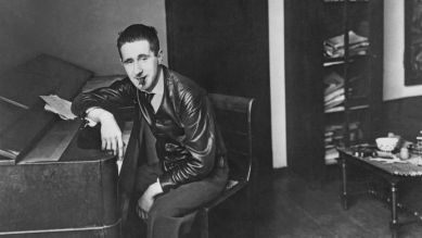 Bertolt Brecht in seiner Wohnung in der Spichernstraße 16 in Berlin © akg-images/picture alliance/dpa