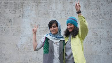 Journalistinnen Nilufar Hamedi und Elaheh Mohammadi © Shargh Daily News/AP/Sahand Taki / picture alliance/dpa