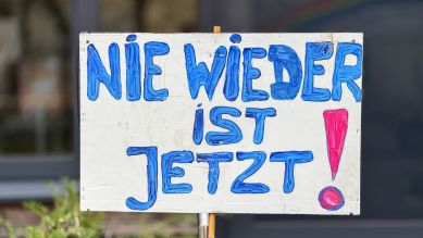 Selbstgemaltes Schild "Nie wieder ist jetzt" © picture alliance / FotoMedienService | Ulrich Zillmann