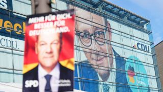 Nach der Bundestagswahl – Beschreibung Ein Wahlplakat der SPD hängt vor dem Konrad-Adenauer-Haus mit dem Konterfei des CDU-Bundesvorsitzenden Merz. © picture alliance/dpa | Michael Kappeler