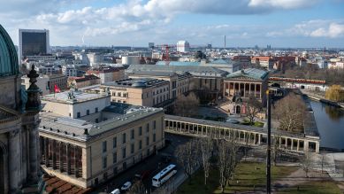 200 Jahre Museumsinsel. Blick vom Berliner Dom auf die Spree sowie Altes Museum (l), Alte Nationalgalerie (r), Pergamonmuseum (M) und dahinter das Bodemuseum. © picture alliance/dpa | Soeren Stache