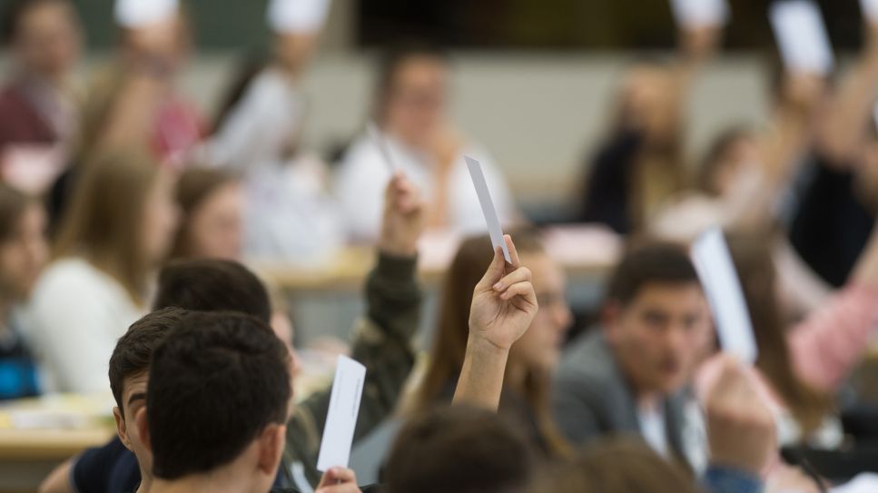 Magdeburg: Schüler stimmen im Plenarsaal des Landtages während des Jugendparlaments 2018 über einen Antrag ab; © picture alliance/dpa/ZB/Klaus-Dietmar Gabbert