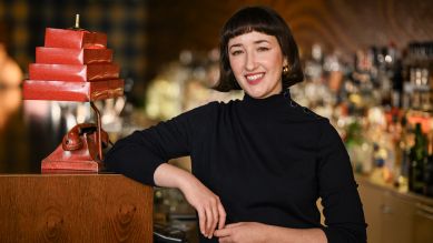 Die Bartenderin Maria Gorbatschova steht in der Green Door Bar in der Winterfeldtstraße in Berlin-Schöneberg, 11.10.2024; © picture alliance/dpa/Jens Kalaene