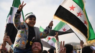 Syrer feiern den Sturz Assads in Damaskus © picture alliance/NurPhoto/Rami Alsayed