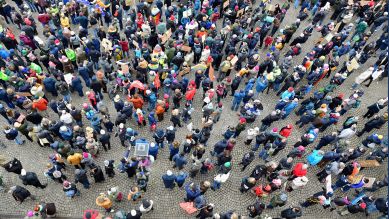 Nachdem am 29.1.2025 eine Abstimmung im Bundestag eine Mehrheit aus Stimmen der CDU und AfD erreichte, demonstrieren viele Menschen gegen den Vertrauensbruch der CDU unter Friedrich Merz und gegen den damit befürchteten Rechtsruck; © picture alliance/Daniel Kubirski