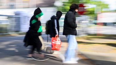 Drei Geflüchtete gehen zur Landesaufnahmebehörde Niedersachsen am Standort Braunschweig; © picture alliance/dpa/Julian Stratenschulte