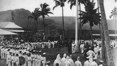 Am 1. März 1900 wird von dem Kaiserlichen Gouverneur Dr. Solf die deutsche Flagge auf Samoa gehisst; © picture-alliance/akg-images