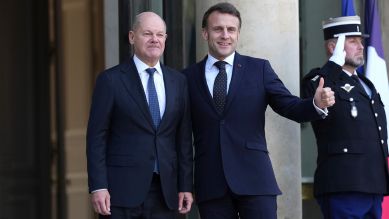 Der französische Präsident Emmanuel Macron,r, begrüßt den deutschen Bundeskanzler Olaf Scholz bei seiner Ankunft zu einem informellen Treffen der Staats- und Regierungschefs der wichtigsten EU-Länder und des Vereinigten Königreichs im Elyseepalast in Paris, 17.02.2025; © picture alliance/dpa/AP/Aurelien Morissard
