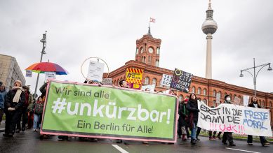 Demonstration des Bündnisses "#Unkürzbar!" gegen Sparpläne des Berliner Senats vor dem Roten Rathaus durch Berlin-Mitte, 15.12.2024; © picture alliance/dpa/Fabian Sommer