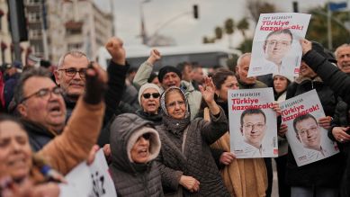 Menschen skandieren Slogans und halten Plakate des Istanbuler Bürgermeisters Ekrem Imamoglu, während sie vor der Vatan-Sicherheitsbehörde protestieren, wohin Imamoglu nach seiner Verhaftung gebracht werden soll. © picture alliance/dpa/AP/Francisco Seco