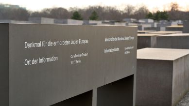 Stein mit Aufschrift: Denkmal für die ermordeten Juden Europas; © picture alliance/CHROMORANGE/Michael Bihlmayer
