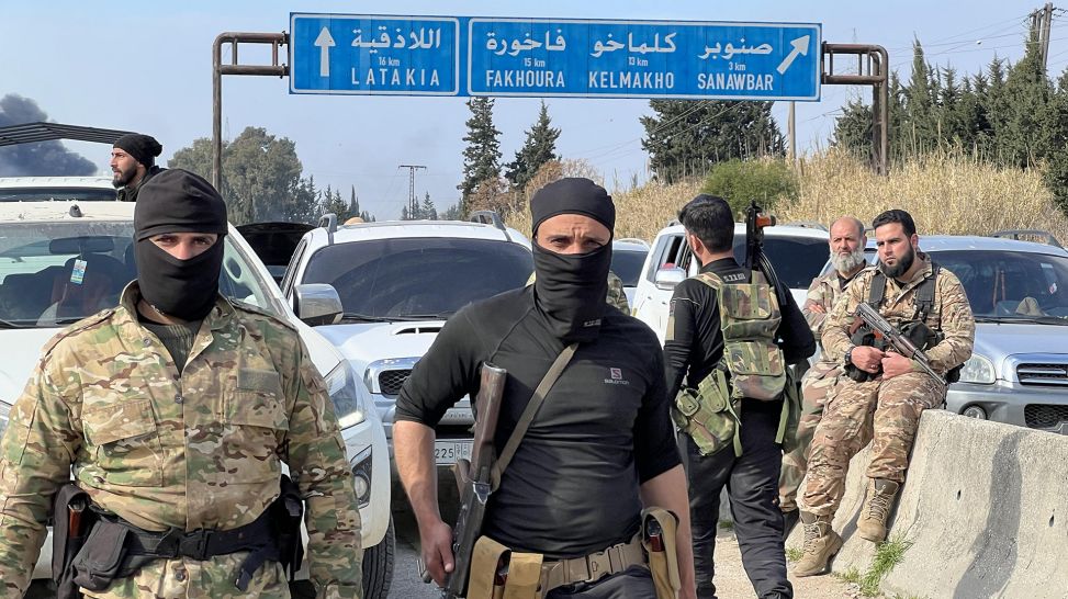 Nach Angriffen auf Kontrollpunkte und Patroullien entsendet die syrische Armee bewaffnete Fahrzeuge, Jabla/Syrien 08.03.2025; © picture alliance/Anadolu/Abdulkerim Muhammed