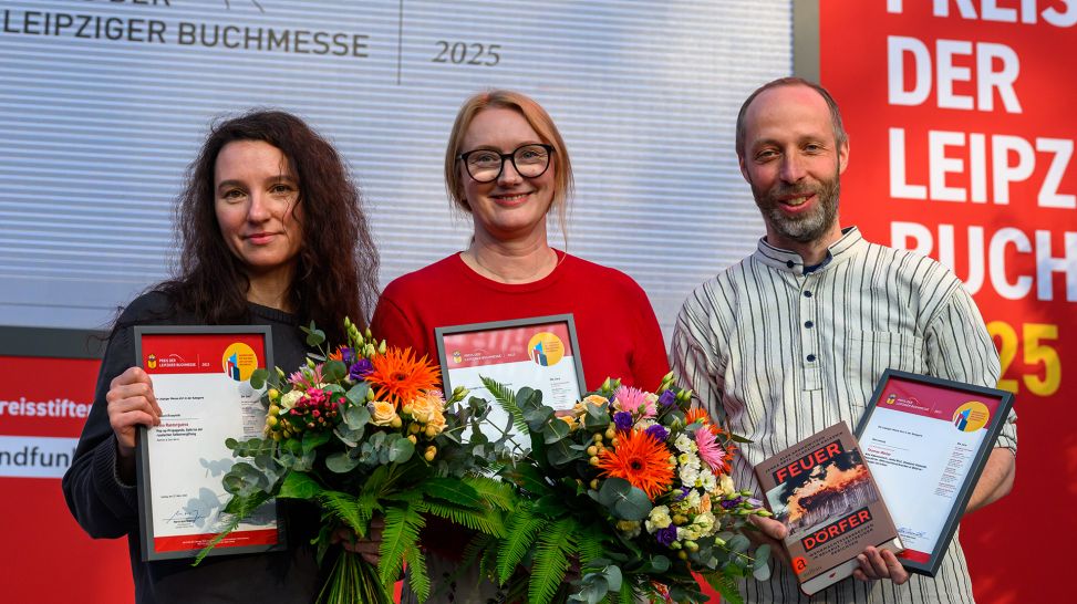 Die Ausgezeichneten des Preises der Leipziger Buchmesse, Irina Rastorgueva (Sachbuch), Kristine Bilkau (Belletristik) und Thomas Weiler (Übersetzung) stehen gemeinsam auf der Bühne; © picture alliance/dpa/Hendrik Schmidt