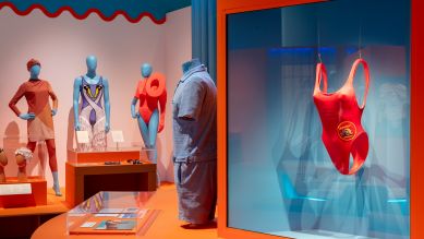 Design Museum London: Splash! – Pamela Andersons Badeanzug aus "Baywatch"; © picture alliance/Luke Hayes/Avalon