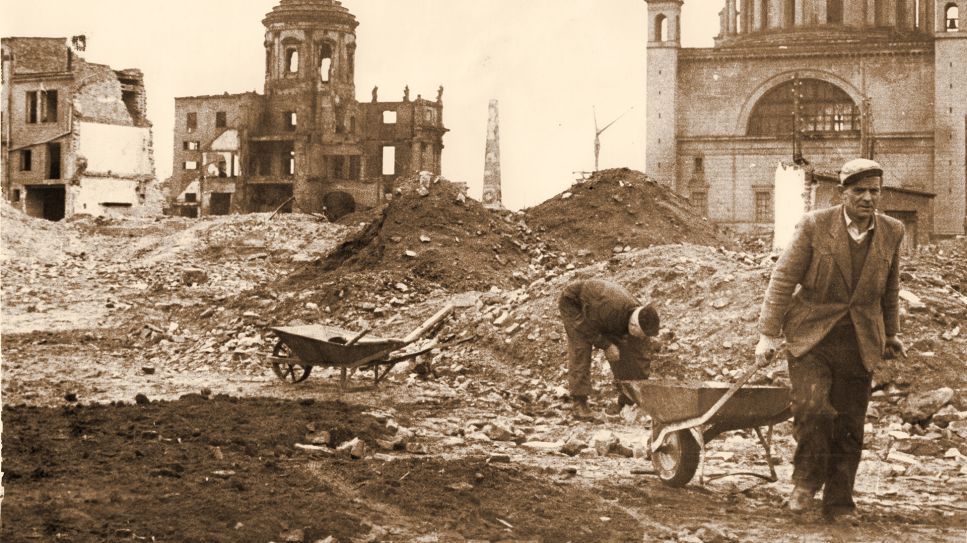 Entrümmerung und Wiederaufbau am Blücherplatz (hinter dem Alten Markt) in Potsdam.Im Hintergrund Altes Rathaus und Nikolaikirche. Foto nach 1945 © picture alliance/SZ Photo/MAZ/Archiv