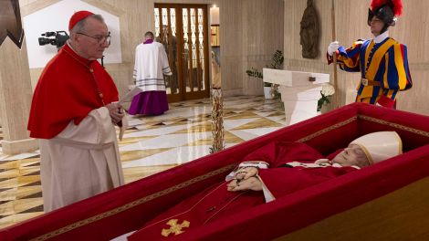 Kardinal Pietro Parolin, Vatikanischer Staatssekretär, betet vor dem Leichnam von Papst Franziskus, der in seiner Privatkapelle im Vatikan aufgebahrt ist; © picture alliance/dpa/Vatican Media/AP