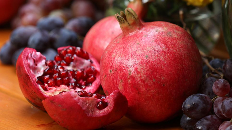 Weintrauben und Granatäpfel © imago-images.de