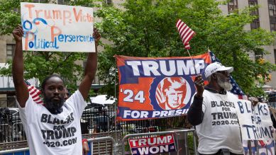 New York, schwarze Unterstützer von Trump "Blacks for Trump" stehen mit einer Flagge "Trump for President 24" vor dem Strafgericht in Manhatten © IMAGO/ZUMA Press Wire
