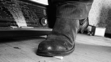 Verbot von Tabakwerbung im Rundfunk – Mann tritt Zigarette vor Radio aus; © imago-images.de