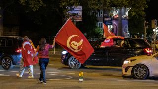 Nach dem EM-Achtelfinaleinzug der türkischen Nationalmannschaft feierten am Nürnberger Plärrer in der Spitze bis zu 1.500 Personen. In die Jubelfeier mischte sich vereinzelt das Zeigen des "Wolfsgrußes"; © imago-images.de/Moritz Schlenk