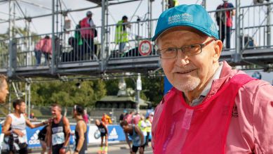 Horst Milde als Zuschauer im Ziel, BMW Berlin Marathon 2018; © imago/Norbert Wilhelmi