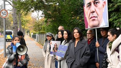 Jasmin Tabatabai, Minu Barati, Düzen Tekkal und Demonstranten bei einer Protestaktion vor der Botschaft der Islamischen Republik Iran nach der Hinrichtung des Deutsch-Iraners Jamshid Sharmahd. Berlin, 29.10.2024. © IMAGO/Frederic Kern