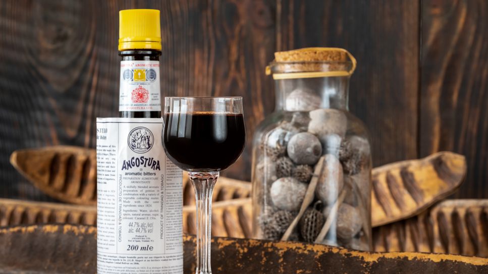 Angostura – Flasche und gefülltes Glas; © imago-images.de/Dreamstime