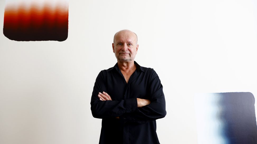 Miettinen Collection: Kunstsammler Timo Miettinen posiert vor dem Kunstwerk "Dialogue" von Lee Ufan; © Michele Tantussi/FUNKE Foto Services