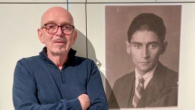 Hans-Gerd Koch steht neben einem Kafka Porträt in der Ausstellung "Das Fotoalbum der Familie Kafka" im Kulturwerk der Staatsbibliothek Unter den Linden © Anne-Dore Krohn Hans-Gerd Koch steht neben einem Kafka Porträt in der Ausstellung "Das Fotoalbum der Familie Kafka" im Kulturwerk der Staatsbibliothek Unter den Linden © Anne-Dore Krohn