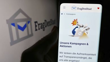 FragDenStaat Webseite auf einem Handybildschirm © IMAGO/imageBROKER/Timon Schneide