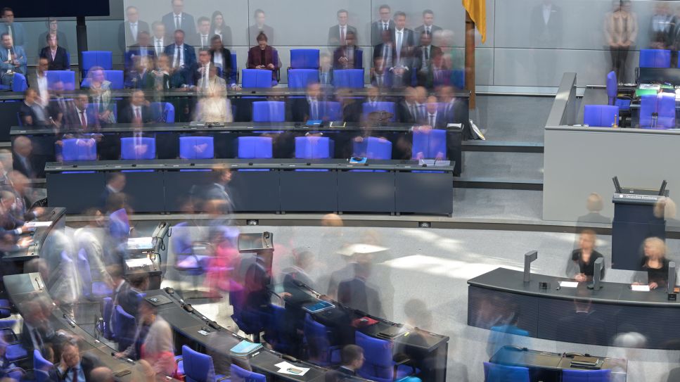 Blick in den Plenarsaal des Bundestages vor der letzten regulären Sitzung vor der Wahl © dpa, Hannes P Albert
