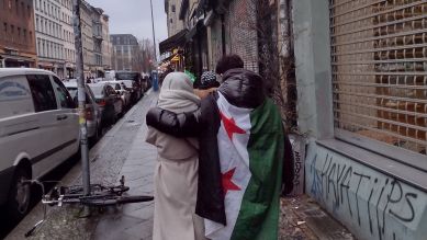 Nach dem Sturz des Assad-Regimes am 08.12.2024 Feiernde in Berlin © Anne Winter