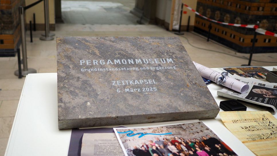 Pergamonmuseum – 2. Bauabschnitt: Grundsteinplatte; © Tomas Fitzel