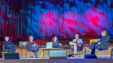 Kafka – Revue: (v.l.n.r.) Jella Haase, Natascha Freundel, Lena Gorelik, Thomas Böhm und Sven Regener © Julia Riedhammer