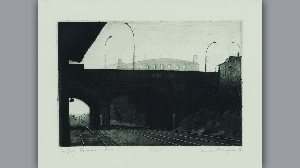 Ursula Strozynski: S-Bahnhof Prenzlauer Allee (1982) © VG Bild-Kunst, Bonn 2025