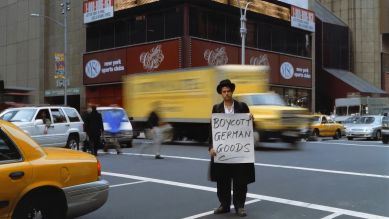 Christoph Schlingensief am Times Square © Filmgalerie 451, Nachlass/Estate Christoph Schlingensief, Berlin