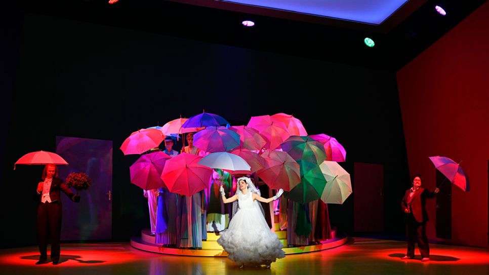 Theater Basel: Pferd frisst Hut © Thomas Aurin