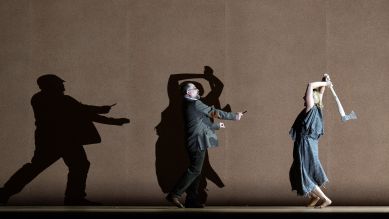 Deutsche Oper Berlin – Intermezzo, hier: Markus Brück (Notar) und Maria Bengtsson (Christine); © Monika Rittershaus Deutsche Oper Berlin – Intermezzo, hier: Markus Brück (Notar) und Maria Bengtsson (Christine); © Monika Rittershaus