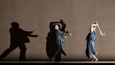 Deutsche Oper Berlin – Intermezzo, hier: Markus Brück (Notar) und Maria Bengtsson (Christine); © Monika Rittershaus