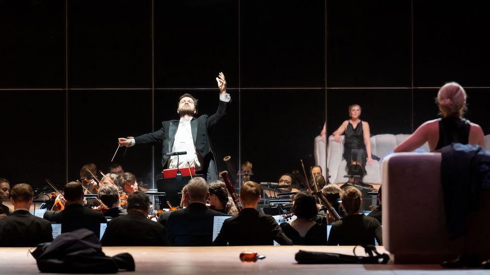 Deutsche Oper Berlin – Intermezzo, hier: Philipp Jekal (Hofkapellmeister Robert Storch) und Maria Bengtsson (Christine); © Monika Rittershaus