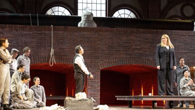 Staatsoper Unter den Linden | Norma | Maria Kokareva (Clotilde), Dmitry Korchak (Pollione), Rachel Willis-Sørensen (Norma), Chor © Bernd Uhlig Staatsoper Unter den Linden | Norma | Maria Kokareva (Clotilde), Dmitry Korchak (Pollione), Rachel Willis-Sørensen (Norma), Chor © Bernd Uhlig