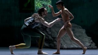 Staatsballett Berlin: Ein Sommernachtstraum – hier: Cohen Aitchison-Dugas (Theseus | Oberon) und Leroy Mokgatle (Puck); © Yan Revazov