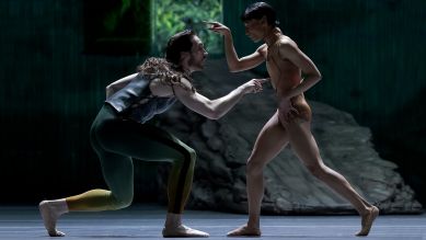 Staatsballett Berlin: Ein Sommernachtstraum – hier: Cohen Aitchison-Dugas (Theseus | Oberon) und Leroy Mokgatle (Puck); © Yan Revazov
