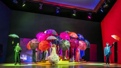 Komische Oper: Pferd frisst Hut © Jan Windszus Photography