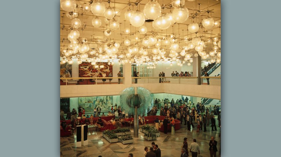 Blick in das Foyer des Palastes der Republik mit Gläserner Blume und Palast-Galerie © Gläserne Blume: Reginald Richter und Richard Wilhelm, bpk / Gerhard Kiesling