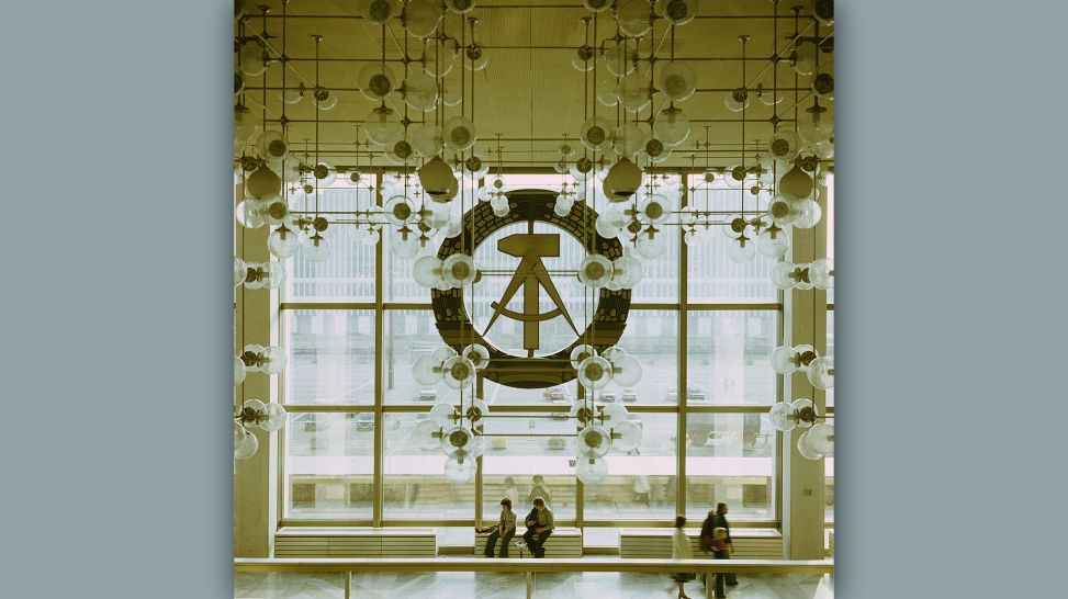 Ost-Berlin - Palast der Republik - Fensterfront mit dem Staatsemblem der DDR © bpk / Gerhard Kiesling