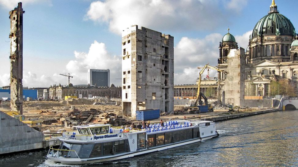 Ausflugsboot auf der Spree vor den Resten der Aufzugsschächte und Treppenaufgänge des abgerissenen Palasts der Republik © picture alliance / zb / Dieter Palm